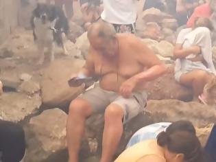 Φωτογραφία για Νέο βίντεο-σοκ από το Μάτι: Κάτοικοι στα βράχια περιμένουν για βοήθεια