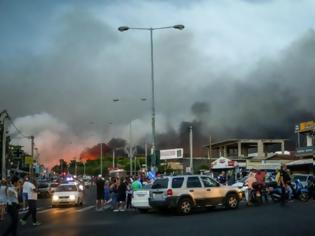 Φωτογραφία για Έτσι έκλεισαν την Λεωφόρο Μαραθώνος την ώρα της πυρκαγιάς
