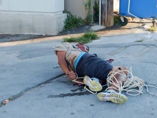 Φωτογραφία για Κρήτη: Κάτοικοι ξυλοκόπησαν και έδεσαν σαν «σαλάμι» ληστή [Εικόνες]