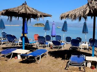 Φωτογραφία για Την ώρα που στην Εύβοια δεν γίνεται τίποτα: Στη Φθιώτιδα ο Εισαγγελέας ξηλώνει ομπρέλες και ξαπλώστρες από τις παραλίες!