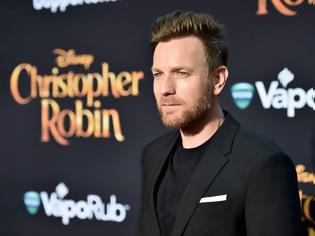 Φωτογραφία για Ο Ewan McGregor δείχνει το ντύσιμο της βραδινής εξόδου και του επόμενου πρωινού