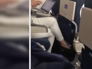 Φωτογραφία για Γυναίκα κατέγραψε επιβάτη που αυνανιζόταν στο αεροπλάνο και δεν φαντάζεστε τι έκανε το πλήρωμα