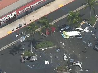 Φωτογραφία για Λος Άντζελες: Αεροπλάνο συνετρίβη σε πάρκινγκ εμπορικού κέντρου