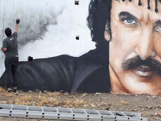 Φωτογραφία για Χίλια μπράβο! Είστε άξιοι λεβέντες Κρητικοί: Εκπληκτικό γκράφιτι στη Κρήτη απεικονίζει σαν πραγματικό τον Νίκο Ξυλούρη