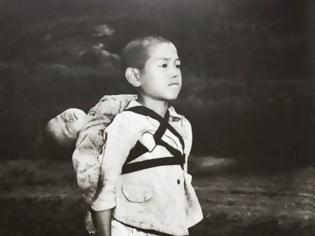 Φωτογραφία για Το αγόρι που κουβαλά τον αδερφό του στο Ναγκασάκι