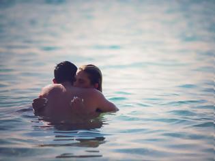 Φωτογραφία για Σεξ στο νερό: Πέντε πράγματα που πρέπει να σκεφτείτε πριν το κάνετε