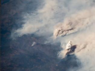 Φωτογραφία για Η πυρκαγιά τέρας που «τρώει» την Καλιφόρνια όπως φαίνεται από το Διάστημα