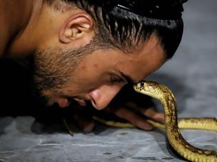 Φωτογραφία για Ο Αιγύπτιος γητευτής που «κοιμίζει» τα φίδια με ένα βλέμμα