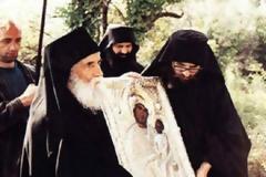 Άγιος Παΐσιος Αγιορείτης: «Να ψέλνεις αυτά τα δυο τροπάρια και η Παναγία θα σε βοηθά»