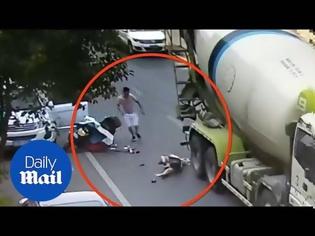 Φωτογραφία για Βίντεο σοκ: Μπετονιέρα πατάει στο κεφάλι πεσμένη γυναίκα και δεν σώζεται από θαύμα, αλλά...