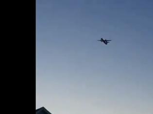 Φωτογραφία για ΒΙΝΤΕΟ- ντοκουμέντο: Tα F-15 πετούν σε απόσταση αναπνοής από το αεροσκάφος που εκλάπη από το αεροδρόμιο του Σιάτλ