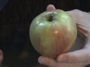 Φωτογραφία για Πως να κόψετε ένα μήλο με τα χέρια σας! [video]