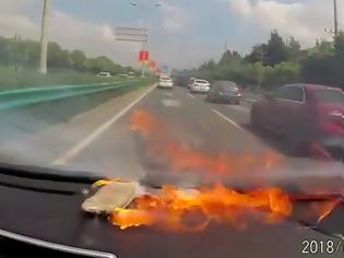Φωτογραφία για Η στιγμή που iPhone σκάει και παίρνει φωτιά μέσα σε αυτοκίνητο