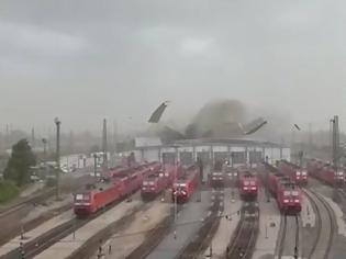 Φωτογραφία για Ο άνεμος ξηλώνει την οροφή σιδηροδρομικού σταθμού στη Γερμανία