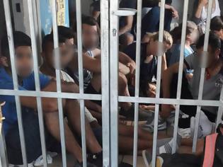 Φωτογραφία για Εικόνες ντροπής στο αστυνομικό τμήμα Σαντορίνης - Άνθρωποι στοιβαγμένοι ο ένας πάνω στον άλλο