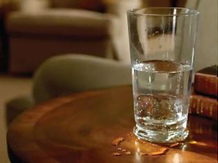 Φωτογραφία για Το ποτήρι με το νερό άφησε σημάδι στο ξύλινο τραπέζι; Στο ψυγείο σας βρίσκεται η λύση!