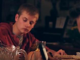 Φωτογραφία για Οι δυο γιοι του γράφουν μηνύματα την ώρα του φαγητού, αλλά η αντίδραση του πατέρα; [video]