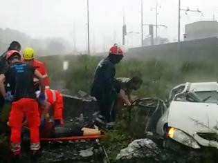Φωτογραφία για Τραγωδία στην Ιταλία: Κατάρρευση οδικής γέφυρας – Πληροφορίες για δεκάδες νεκρούς (βίντεο)