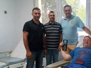 Φωτογραφία για Σέρβος αστυνομικός έδωσε αίμα για τους πυρόπληκτους της Αττικής