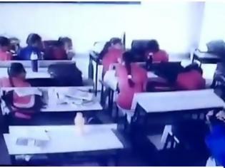 Φωτογραφία για Βίντεο: Δάσκαλος στην Ινδία έδειρε μέχρι λιποθυμίας μαθητή επειδή… άργησε