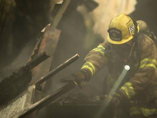 Φωτογραφία για Μαίνονται οι φλόγες στην Καλιφόρνια: Νεκρός ένας πυροσβέστης