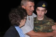 Συγκινητικές στιγμές: Οι δύο Έλληνες στρατιωτικοί στις αγκαλιές των δικών τους ανθρώπων - ΦΩΤΟ