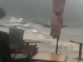 Φωτογραφία για Θεομηνία στον Μύτικα- η θάλασσα βγήκε στη στεριά, πλημμύρισαν μαγαζιά (video)