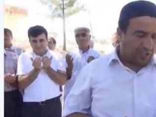 Φωτογραφία για Στην Τουρκία προσεύχονται κατά του δολαρίου - Ιμάμης ζήτησε από τον Θεό να υποτιμήσει το δολάριο -Βίντεο