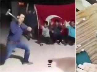 Φωτογραφία για Αντίποινα Τούρκων κατά ΗΠΑ: Οπαδοί του Ερντογάν καταστρέφουν iphone με σφυριά, βαριοπούλες αλλά και...πιστόλια - Βίντεο