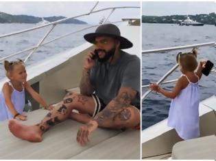 Φωτογραφία για 4χρονη πετάει το κινητό του πατέρα της στη θάλασσα επειδή δεν της δίνει σημασία - Το βίντεο που έγινε viral παγκοσμίως