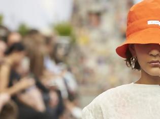 Φωτογραφία για Το bucket hat είναι το επόμενο μεγάλο trend στον κόσμο της μόδας!