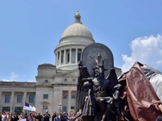 Φωτογραφία για ΗΠΑ: Άγαλμα του σατανά σε κυβερνητικό κτίριο στο Αρκάνσας