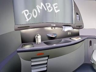 Φωτογραφία για Η απειλή για βόμβα... γραμμένη με σαπούνι!- Οι εικόνες από την πτήση της Condor που έκανε αναγκαστική προσγείωση στα Χανιά