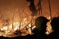 Φωτιά κοντά σε κατοικίες στη Διώνη του Δήμου Ραφήνας-Πικερμίου
