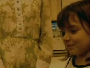 Φωτογραφία για Κούκλα Ελληνίδα τραγουδίστρια ετών 7 σε βίντεο κλιπ των Ημισκούμπρια! Δεν πάει ο νους σας ποια είναι!