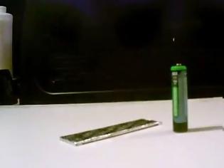 Φωτογραφία για Πως να φτιάξετε έναν αναπτήρα από μια μπαταρία και ένα περιτύλιγμα τσίχλας [video]