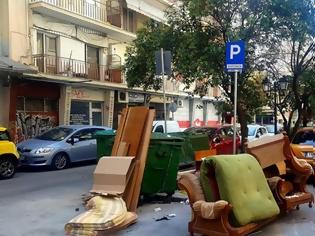 Φωτογραφία για Θεσσαλονίκη: Πέταξαν στα σκουπίδια όλα τα έπιπλα του σπιτιού