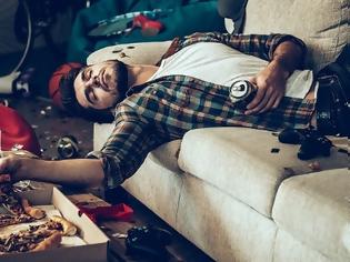 Φωτογραφία για Γιατί ο καναπές δεν θα σε γλιτώσει από το hangover