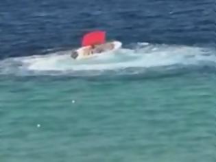Φωτογραφία για Χαλκιδική: Η στιγμή που ακυβέρνητο σκάφος προκαλεί πανικό σε παραλία