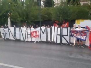 Φωτογραφία για Οπαδοί του Πανιωνίου σήκωσαν τελικά το πανό έξω από την ιταλική πρεσβεία