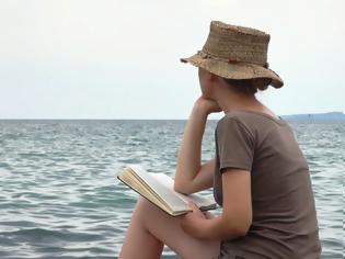 Φωτογραφία για Διάβασμα στην παραλία: Ο δεκάλογος του «σωστού αναγνώστη»