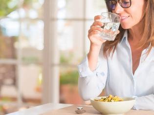 Φωτογραφία για Πίνετε νερό όταν τρώτε; Δείτε πώς επηρεάζεται το σάκχαρο