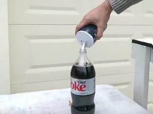 Φωτογραφία για Τι θα συμβεί ΑΝ ρίξουμε αλάτι στην coca cola; Δείτε... [video]