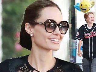 Φωτογραφία για Με total black look η Angelina Jolie στους δρόμους του Λος Αντζελες με τα παιδιά της