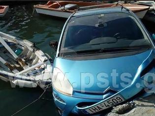 Φωτογραφία για «Βουτιά» αυτοκινήτου στη θάλασσα στο λιμανάκι της Αλυκής στην Πάρο