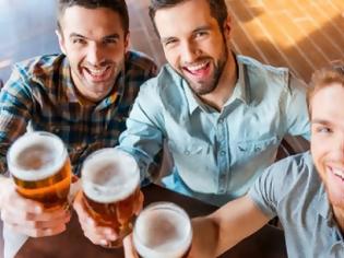 Φωτογραφία για Έρευνα: Οι άντρες για να είναι υγιείς πρέπει να πίνουν συχνά με τους φίλους τους!