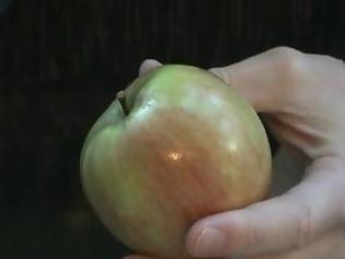 Φωτογραφία για Έτσι θα κόψετε ένα μήλο με τα χέρια σας! [video]