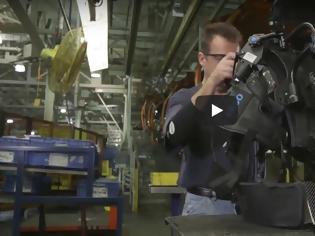 Φωτογραφία για Εργασία με μηχανικούς εξωσκελετούς σε εργοστάσια της Ford [video]