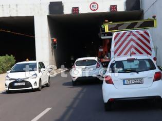 Φωτογραφία για Φθιώτιδα: Φορτηγό ξήλωσε τα φώτα στη σήραγγα, έκλεισε η Εθνική Οδός