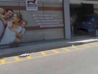 Φωτογραφία για Αγρίνιο: Τρελή πορεία αυτοκινήτου – Κατέληξε μέσα σε ασφαλιστικό γραφείο (ΔΕΙΤΕ ΦΩΤΟ)
